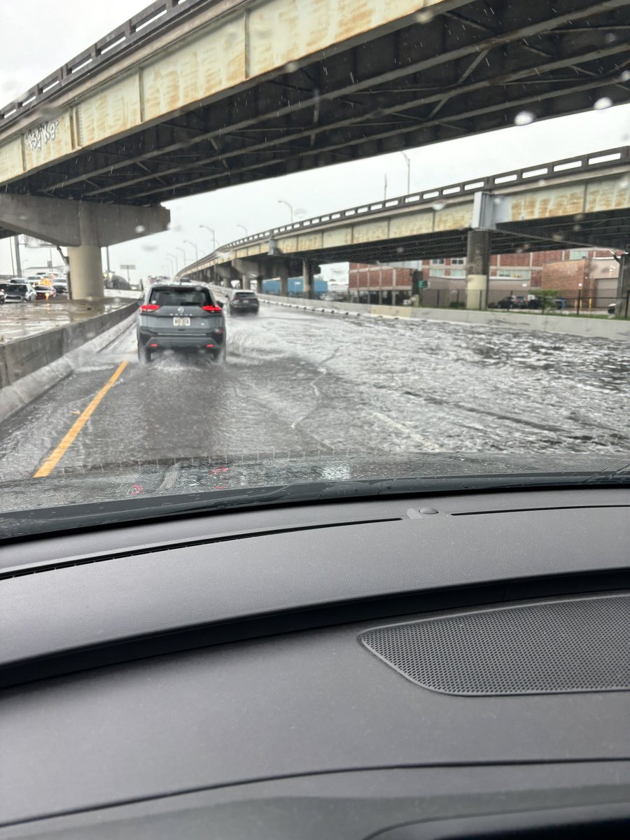kaffyann's tweet photo. So what pump is supposed to drain I10… ?!? #neworleans #flood https://t.co/kdyvxfFoTA