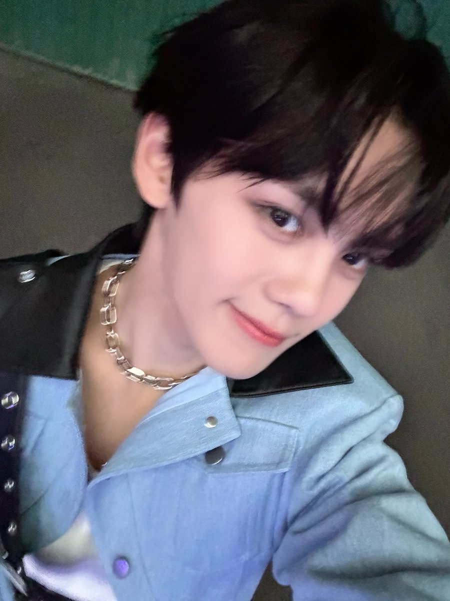 _💌

제로즈~! 오늘 하루도 힘내보자고! 음악중심 일본 때 찍은 사진이에용 흑발에 마지막 흔적이랄까ㅎㅎ 음악중심 다녀온 건 흔적을 남기고 싶고 자랑도 하고 싶어서ㅎㅎㅎ 여튼 오늘도 화이팅!!!

#KIMGYUVIN #김규빈
#ZEROBASEONE #ZB1 #제로베이스원