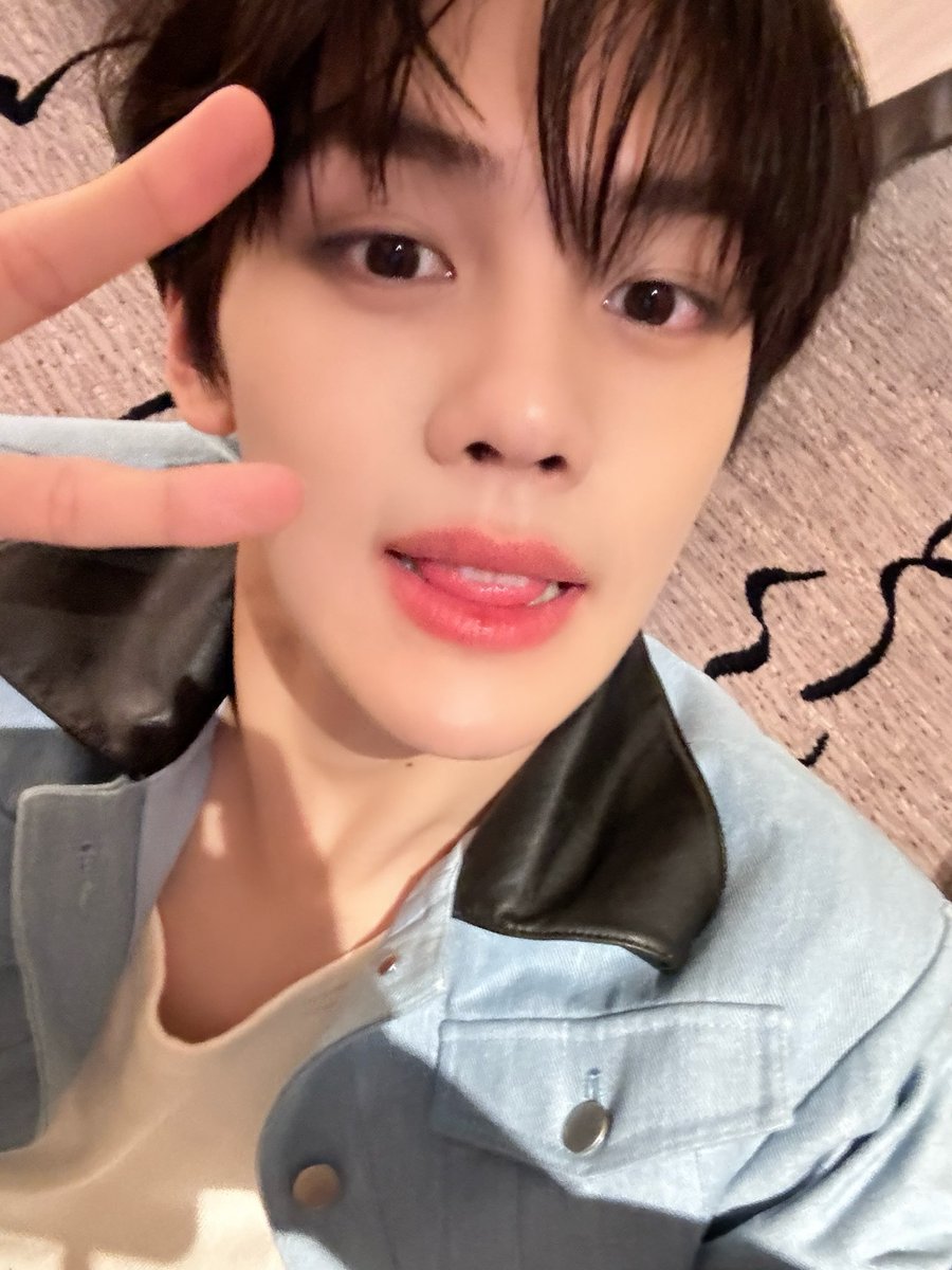 ZB1_official's tweet photo. _💌

제로즈~! 오늘 하루도 힘내보자고! 음악중심 일본 때 찍은 사진이에용 흑발에 마지막 흔적이랄까ㅎㅎ 음악중심 다녀온 건 흔적을 남기고 싶고 자랑도 하고 싶어서ㅎㅎㅎ 여튼 오늘도 화이팅!!!

#KIMGYUVIN #김규빈
#ZEROBASEONE #ZB1 #제로베이스원 https://t.co/VTlQKfVcGl
