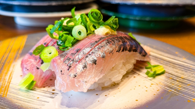 CoolGreen2023's tweet image. 審査に150枚くらい出していた回転寿司の写真が「フォトストックに適していません」で纏めて非公開となりました。

「プライベート性が高く、需要が無い、加工が強い」らしいのですが「公共性の高い寿司」ってなんでしょ？

#写真AC #審査落ち #フォトストックに適していません #謎の理由