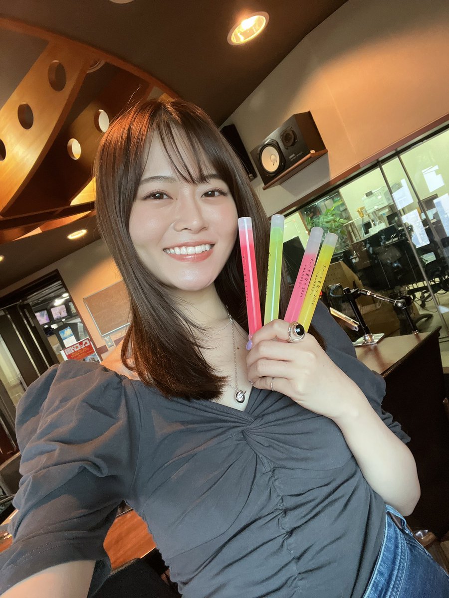 ymzkofficial's tweet photo. #ダレハナ夏祭り2024 チケット特典のペンライトが出来上がったんだけど、カラバリが完全に棒状のアイス（正式名称：ポリエチレン詰清涼飲料）で可愛い。フルーツ味っぽい！※色はランダムです

あれチューペットとかポッキンアイスとかいろんな呼び方あるよね、なんて呼んでました？ https://t.co/ac9B7fY1Bk