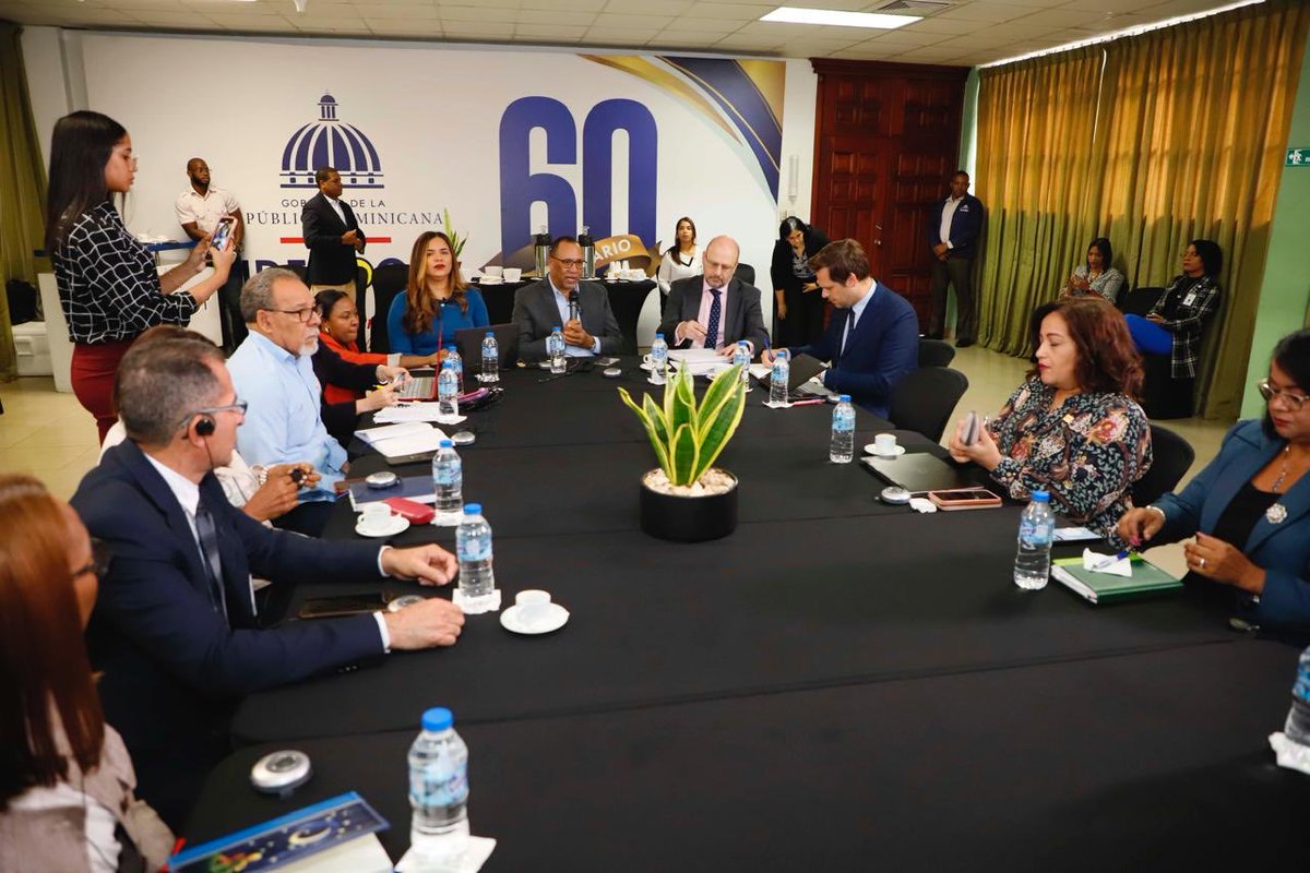 Celebramos ser pioneros en recibir misión del Fondo Monetario Internacional FMI en ⁦⁦<a href="/IDECOOP_RD/">Instituto de Desarrollo y Credito (IDECOOP)</a>⁩ ,nos satisface haberles presentado los cambios, avances y logros de la gestión gobierno de ⁦⁦<a href="/luisabinader/">Luis Abinader</a>⁩ en ámbitos cooperativo.Son logros de muchas gentes!