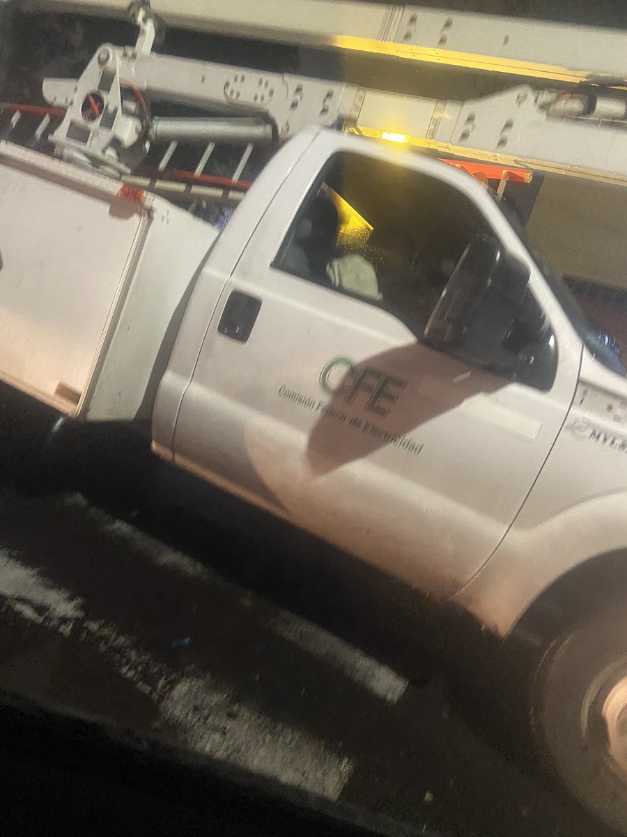 rivas_malusa's tweet image. Hay una camioneta de la CFE estacionada en Bajio y Acayucan y me
Dicen que en dos horas más estiman que tengamos luz... los señoritos están hablando por teléfono, muy sentaditos para no mojarse... muy groseros y prepotentes! A ver a qué hora se les da la gana!