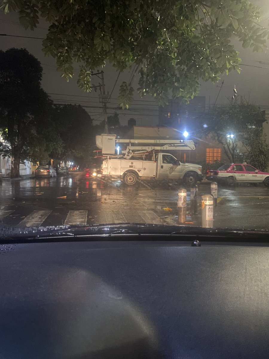 rivas_malusa's tweet image. Hay una camioneta de la CFE estacionada en Bajio y Acayucan y me
Dicen que en dos horas más estiman que tengamos luz... los señoritos están hablando por teléfono, muy sentaditos para no mojarse... muy groseros y prepotentes! A ver a qué hora se les da la gana!