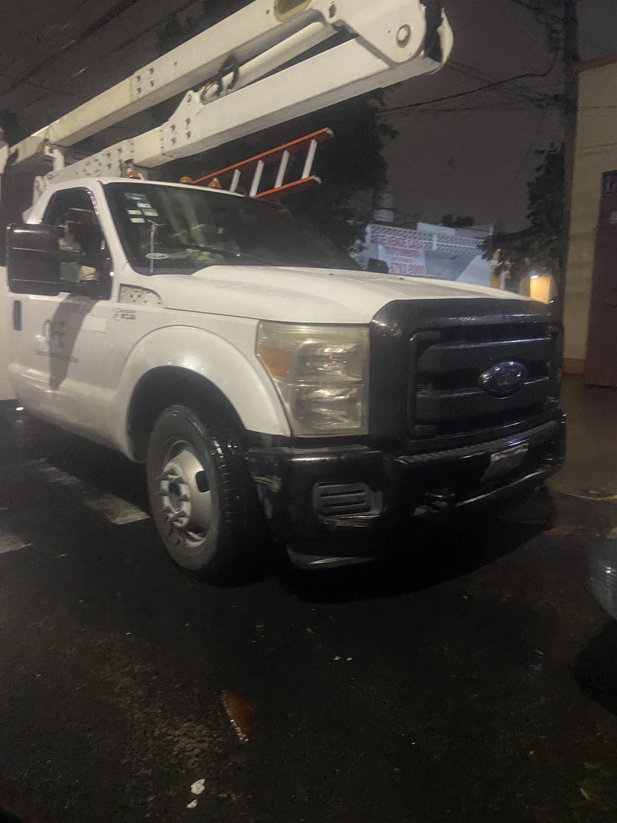 rivas_malusa's tweet image. Hay una camioneta de la CFE estacionada en Bajio y Acayucan y me
Dicen que en dos horas más estiman que tengamos luz... los señoritos están hablando por teléfono, muy sentaditos para no mojarse... muy groseros y prepotentes! A ver a qué hora se les da la gana!