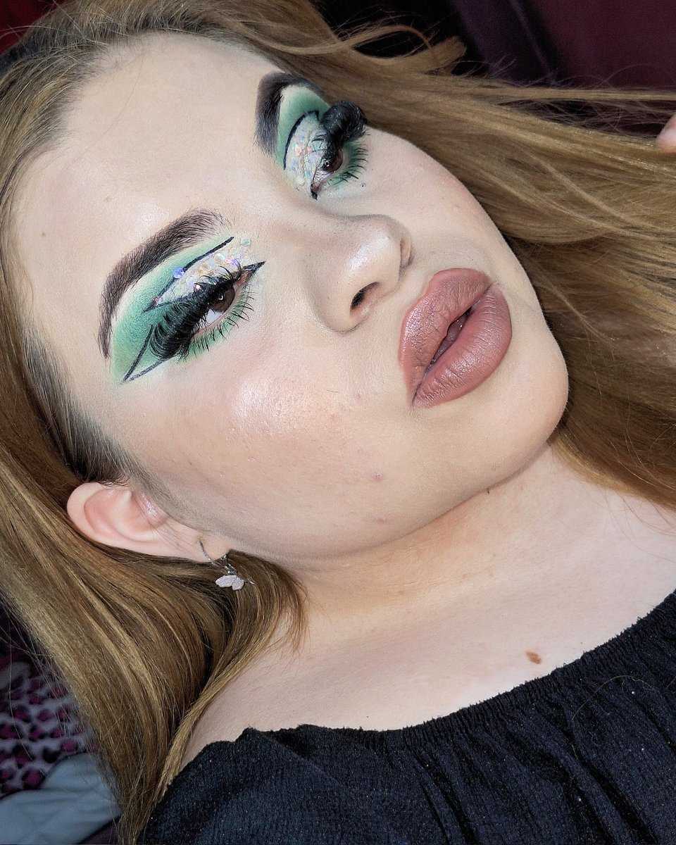 Azeneth_gr14's tweet photo. Makeup verde 💚✨️🖤 #fyp #maquillajecasual #maquillaje #inspiration #viral #makeup #maquillajeverde #looknoche #makeupverde #verde #recreado #inspiración #maquillajeverde #delineados #delineadosgraficos https://t.co/6cS0U5Vcgz