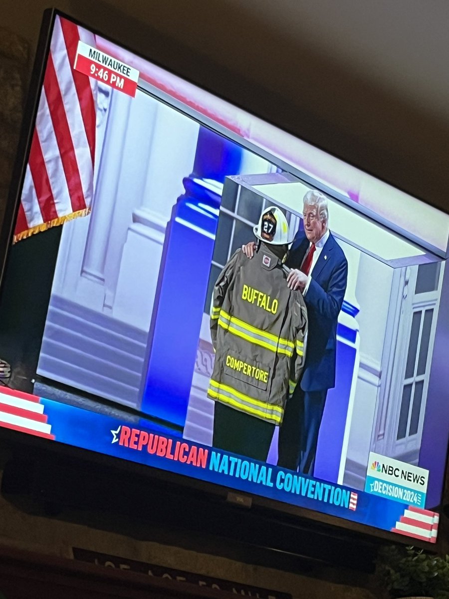 Michelle_Mielke's tweet photo. Poignant moment of remembrance. https://t.co/m05LLWXIcH