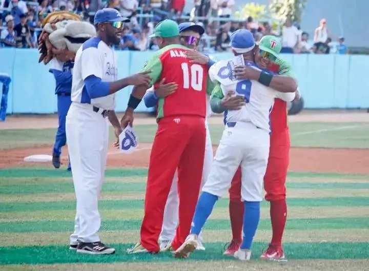 Roilancu1's tweet photo. Los #Leñadores de #LasTunas por segundo año consecutivo irán a discutir el Título de la Serie Nacional de Béisbol ⚾️.
Felicidades de todo corazón Leñadores. 
Desde #LaHabanaDeTodos y con el #Team505 reciban nuestro abrazo. 
#CubaEsBéisbol
#LaHabanaViveEnMí https://t.co/dYXMdyt8CT