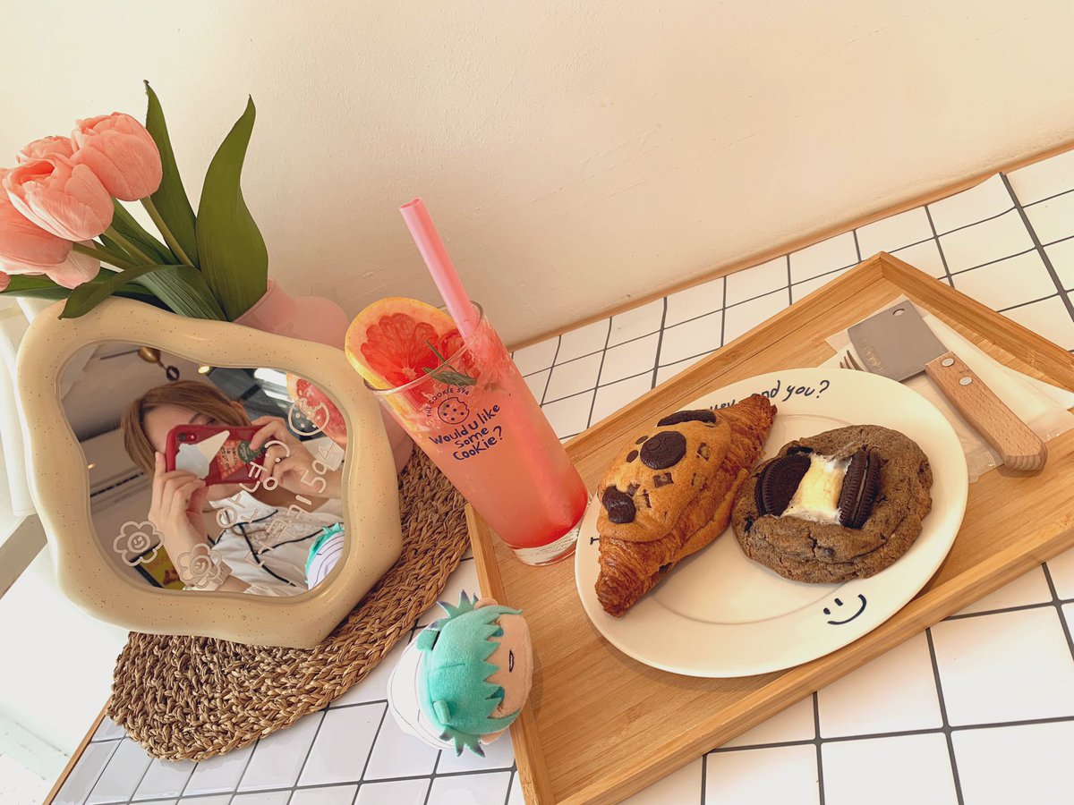 o__imo510's tweet photo. 何食べても美味しいカフェきた🐶💭🍪

呪術廻戦展前に腹ごしらえ😂

鹿紫雲くんのぬい愛おしい💚 https://t.co/FLKMrM1g4U