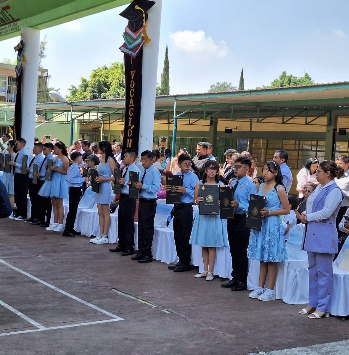 KarimCarvalloD's tweet photo. El equipo Evoluciona México seguimos entregando las carpetas de graduación en poco más de 50 instituciones educativas de Cuautitlán #Izcalli.

Ahora visitamos estas escuelas: https://t.co/oZHJklvhLi