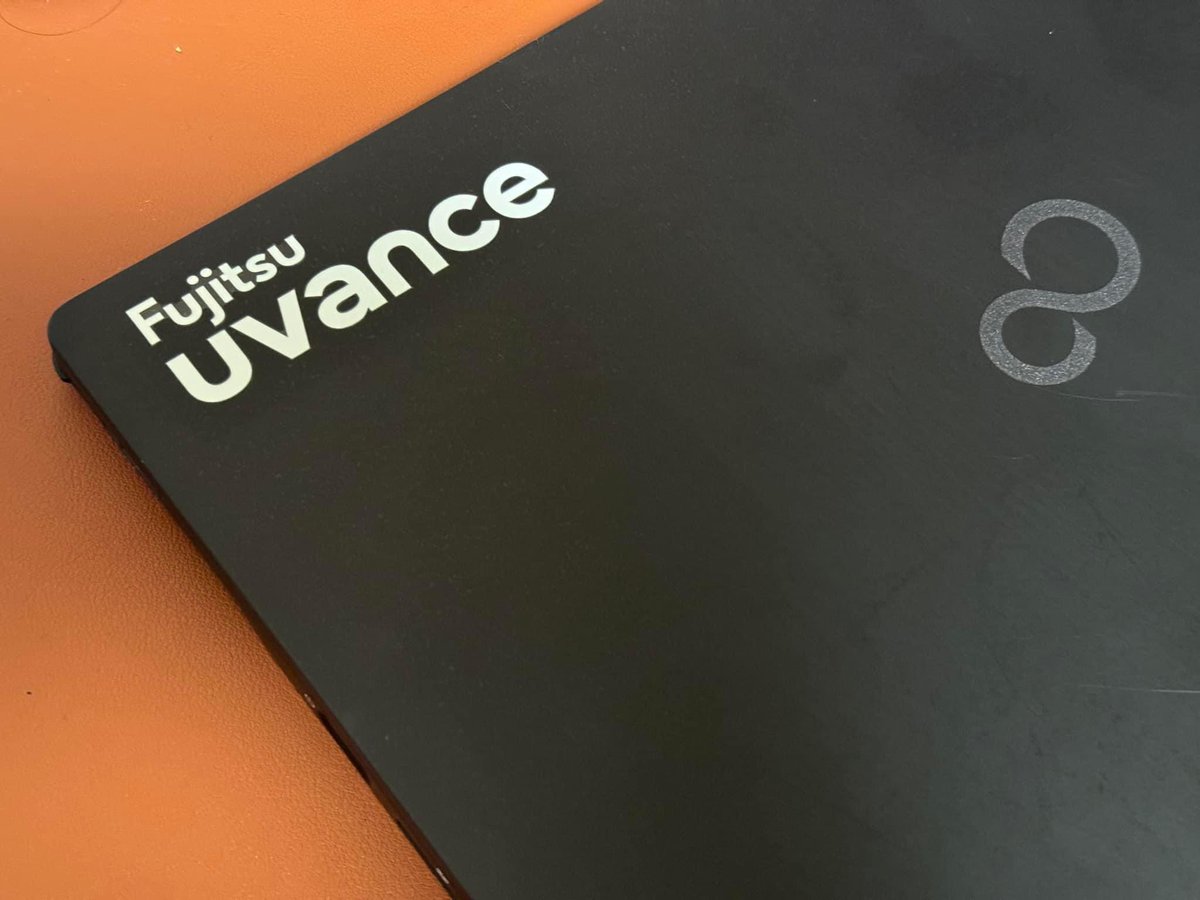 パソコンのステッカーチューン完了 #Uvance #Fujitsu #富士通