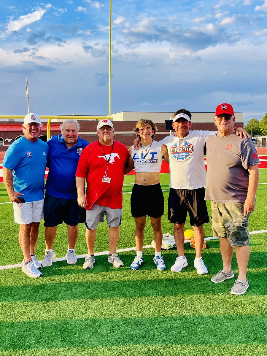 bronco711's tweet photo. I had a great evening in Denver City with a great group of Coaches and Athletes.  Chip and Coach Coleman drove from Atlanta to put on a conditioning clinic for the surrounding athletes..
It was fun getting back on the field and doing some coaching. Very little 🤫 https://t.co/3ifMqyoarx