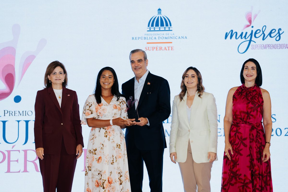 GloriaReyesG's tweet photo. Cada entrega del premio Mujer Supérate, es única y especial, pues cada edición tiene su magia y detrás de ella, mujeres valientes, de cada región del país nos llenan de alegría con sus emprendimientos e historias de superación. https://t.co/JyycoBWrJo