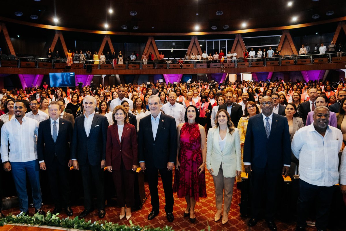 GloriaReyesG's tweet photo. Cada entrega del premio Mujer Supérate, es única y especial, pues cada edición tiene su magia y detrás de ella, mujeres valientes, de cada región del país nos llenan de alegría con sus emprendimientos e historias de superación. https://t.co/JyycoBWrJo