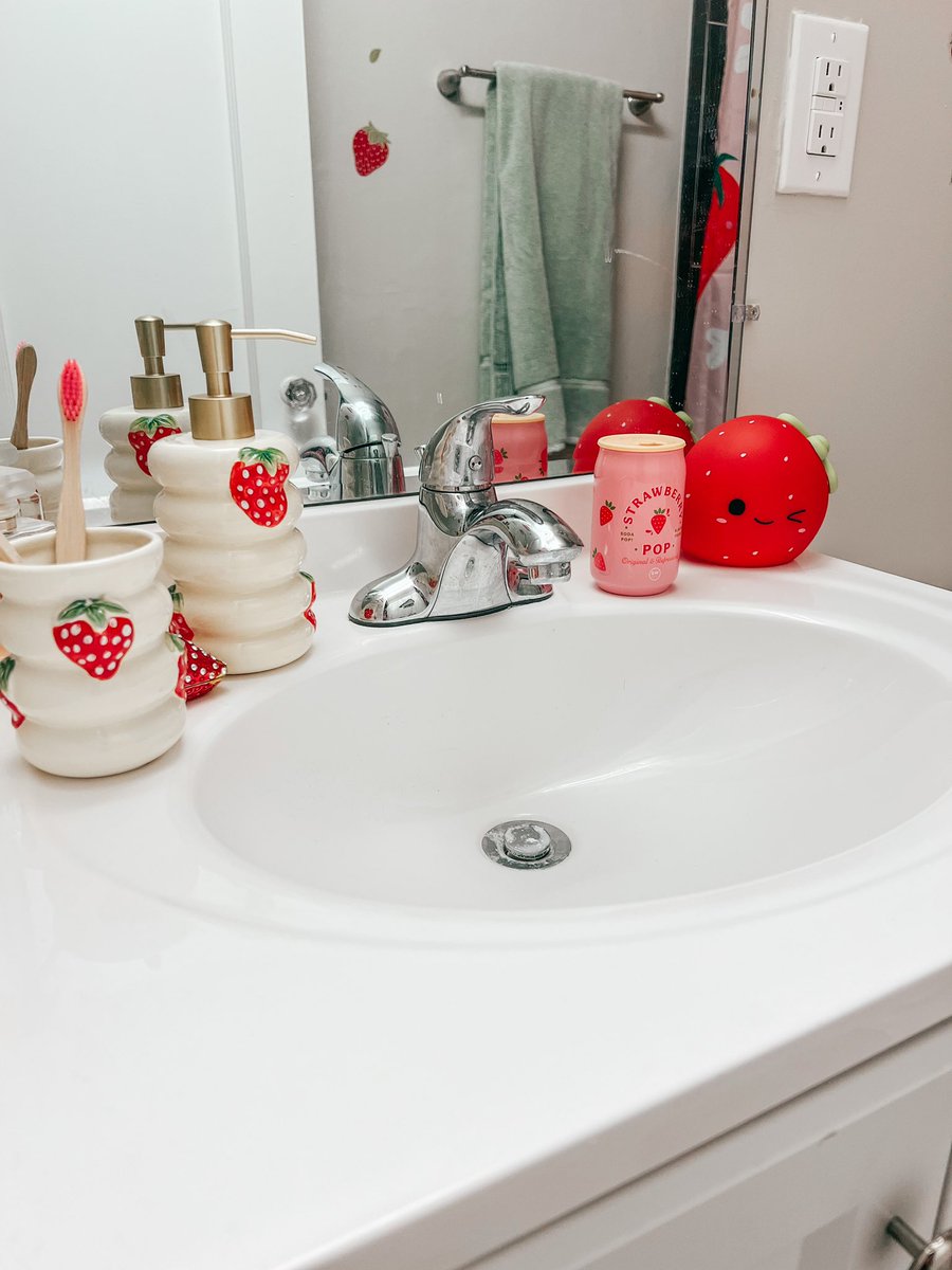 SarahRung's tweet photo. @girlascendant trying to make my place feel like that 🍓💕 also strawberries on the wall in the bathroom 🍓 https://t.co/9d6RLqsaty