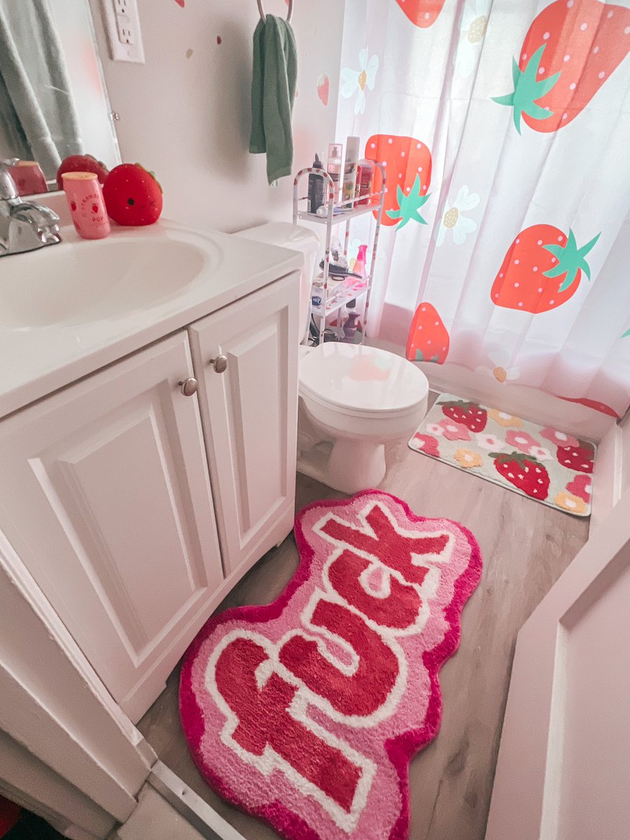 SarahRung's tweet photo. @girlascendant trying to make my place feel like that 🍓💕 also strawberries on the wall in the bathroom 🍓 https://t.co/9d6RLqsaty