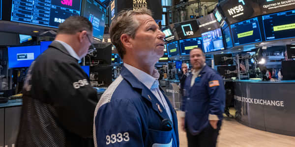 📉 Markets tumble but tech shines!

• #DowJones: -0.67%
• #SP500: -0.68%
• #Nasdaq: -0.55%

📈 #Netflix soars 8% with 5.9M new subscribers. Nvidia rebounds 3.53%, proving AI chip demand isn’t dead.

#Tesla dips 0.71%. Retail sales disappoint at +0.2%.
To read more on Socratic