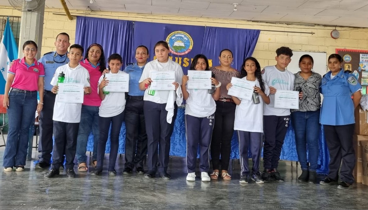 GreatH3421's tweet photo. 🤗🩵👮‍♀️/Celebramos un hito significativo con la Clausura del Programa GREAT de #UMEP-10, donde los instructores graduaron a 400 alumnos en los componentes de primaria e intermedia. El evento se desarrolló en el Auditorio del C.E.B. Centeno, ubicado en Choloma, Cortés. https://t.co/AxRgMzgg3R