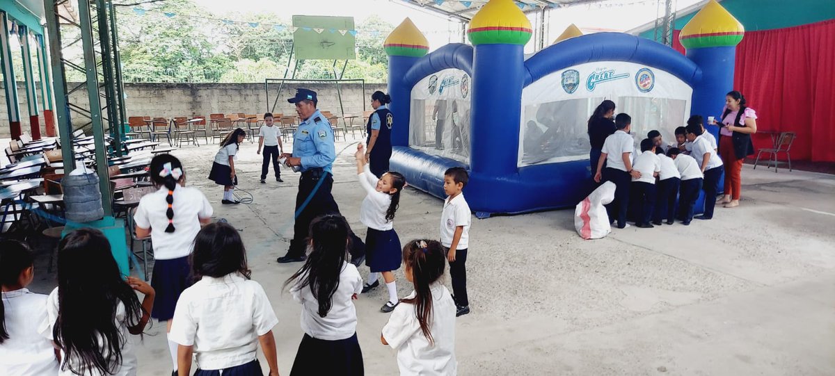 GreatH3421's tweet photo. 🤗🩵👮‍♀️/Celebramos un hito significativo con la Clausura del Programa GREAT de #UMEP-10, donde los instructores graduaron a 400 alumnos en los componentes de primaria e intermedia. El evento se desarrolló en el Auditorio del C.E.B. Centeno, ubicado en Choloma, Cortés. https://t.co/AxRgMzgg3R