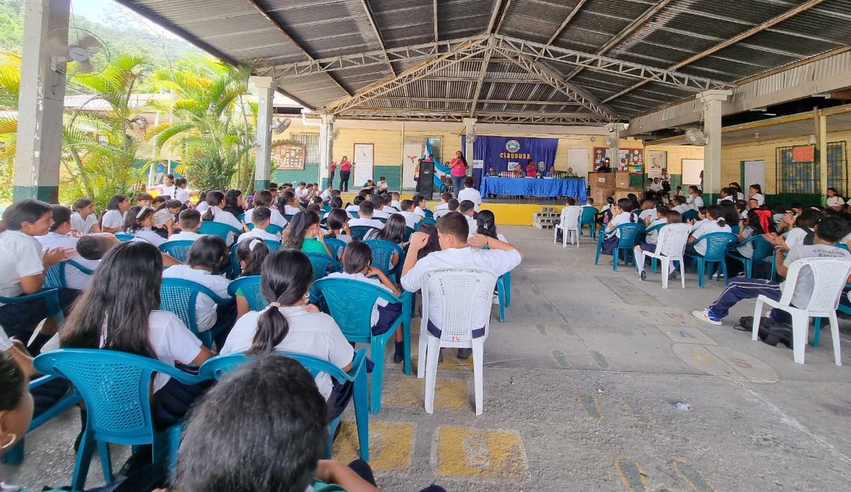 GreatH3421's tweet photo. 🤗🩵👮‍♀️/Celebramos un hito significativo con la Clausura del Programa GREAT de #UMEP-10, donde los instructores graduaron a 400 alumnos en los componentes de primaria e intermedia. El evento se desarrolló en el Auditorio del C.E.B. Centeno, ubicado en Choloma, Cortés. https://t.co/AxRgMzgg3R