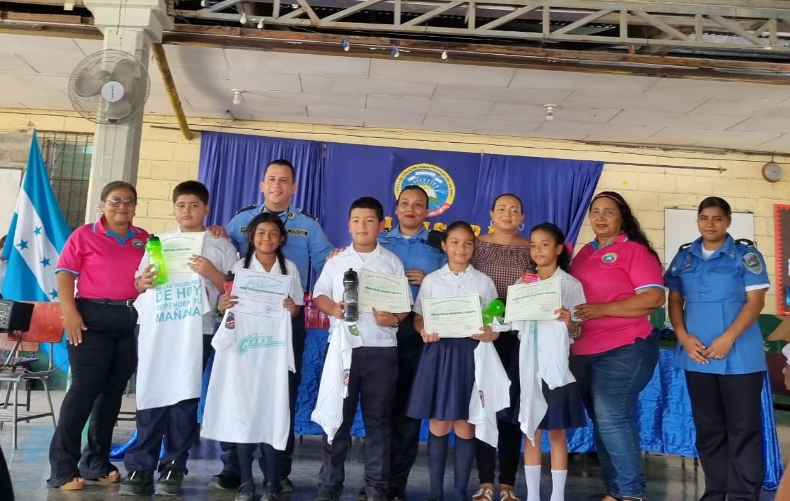 GreatH3421's tweet photo. 🤗🩵👮‍♀️/Celebramos un hito significativo con la Clausura del Programa GREAT de #UMEP-10, donde los instructores graduaron a 400 alumnos en los componentes de primaria e intermedia. El evento se desarrolló en el Auditorio del C.E.B. Centeno, ubicado en Choloma, Cortés. https://t.co/AxRgMzgg3R