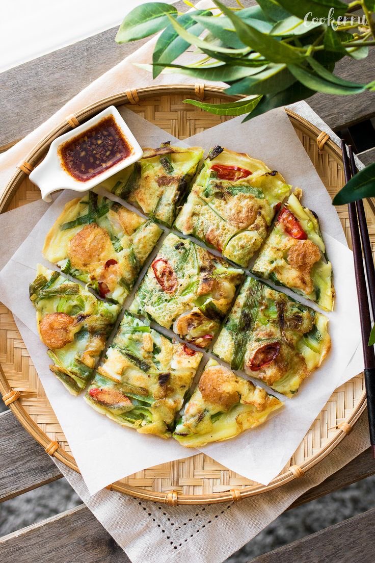 eatsimple_x's tweet photo. Resep Simple Korean Chicken Pajeon (Korean Pancake) 🥙🥗🌮

*Ide camilan tinggi protein dan lezat 🤩

Bahan-bahan:

• 200 gram daging ayam, cincang halus
• 1 wortel, iris tipis panjang
• 4 batang daun bawang, iris tipis
• 1 butir telur
• 1 sendok teh kaldu bubuk
• 1 sendok teh merica
• 1 sendok makan saus tiram
• 1 sendok teh minyak wijen
• 6 gram jahe parut
• 4 lembar rice paper

Bahan Saus:

• 2 sendok makan kecap asin
• 1 sendok makan cuka beras
• 1 sendok teh gula
• 1 siung bawang putih, cincang halus
• 1 sendok teh minyak wijen
• 1 sendok teh biji wijen
• Irisan cabai merah secukupnya (opsional)

Pict: Pinterest 
Video: triananada.yb
Thanks 𝕏 #eatsimple
