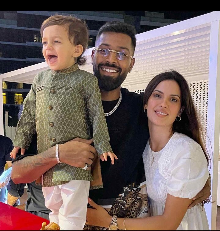 ItsDikhit's tweet photo. When people are happy they share a photo on Instagram , when people are sad they write a note on Instagram ,that's why never ever believe on those pictures &amp; happy  faces. https://t.co/PsKhnxPreV