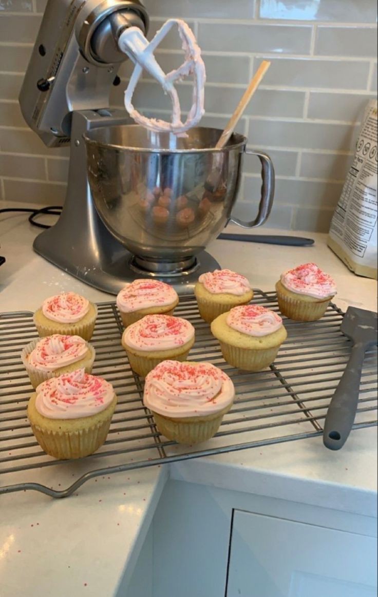 ❥ 𝖢𝗈𝗆𝖾𝗇𝗍𝖺 𝗎𝗇 𝖾𝗆𝗈𝗃𝗂 𝗒 𝗍𝖾 𝖽𝖾𝖼𝗂𝗆𝗈𝗌 
    𝗊𝗎𝖾 𝖼𝗅𝖺𝗌𝖾 𝖽𝖾 𝗉𝗈𝗌𝗍𝗋𝖾 𝖾𝗋𝖾𝗌. 🧁