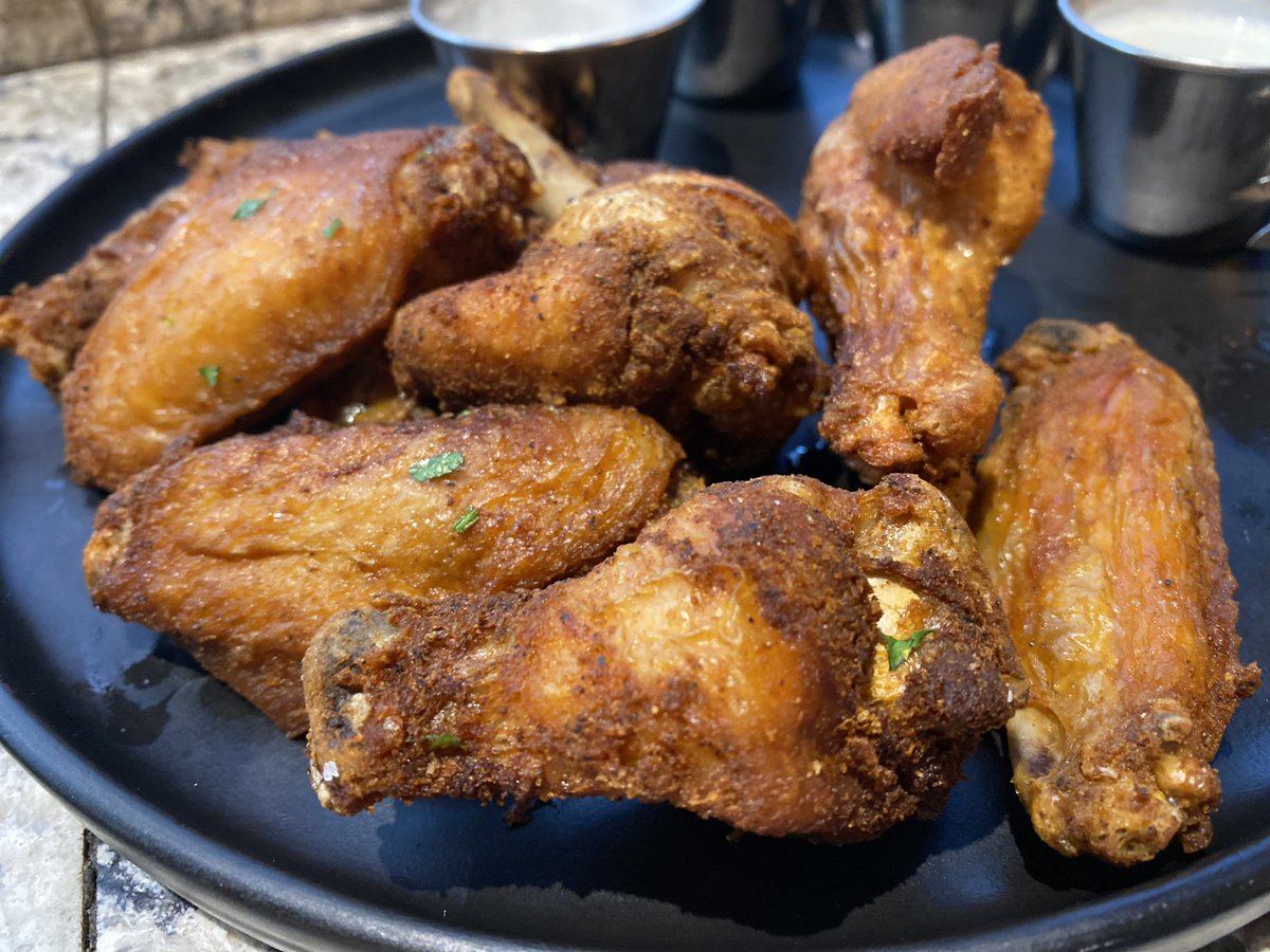 How are we just finding out <a href="/EllisCasinoLV/">Ellis Island Casino</a> has some of the best wings in the world? #FrontYard