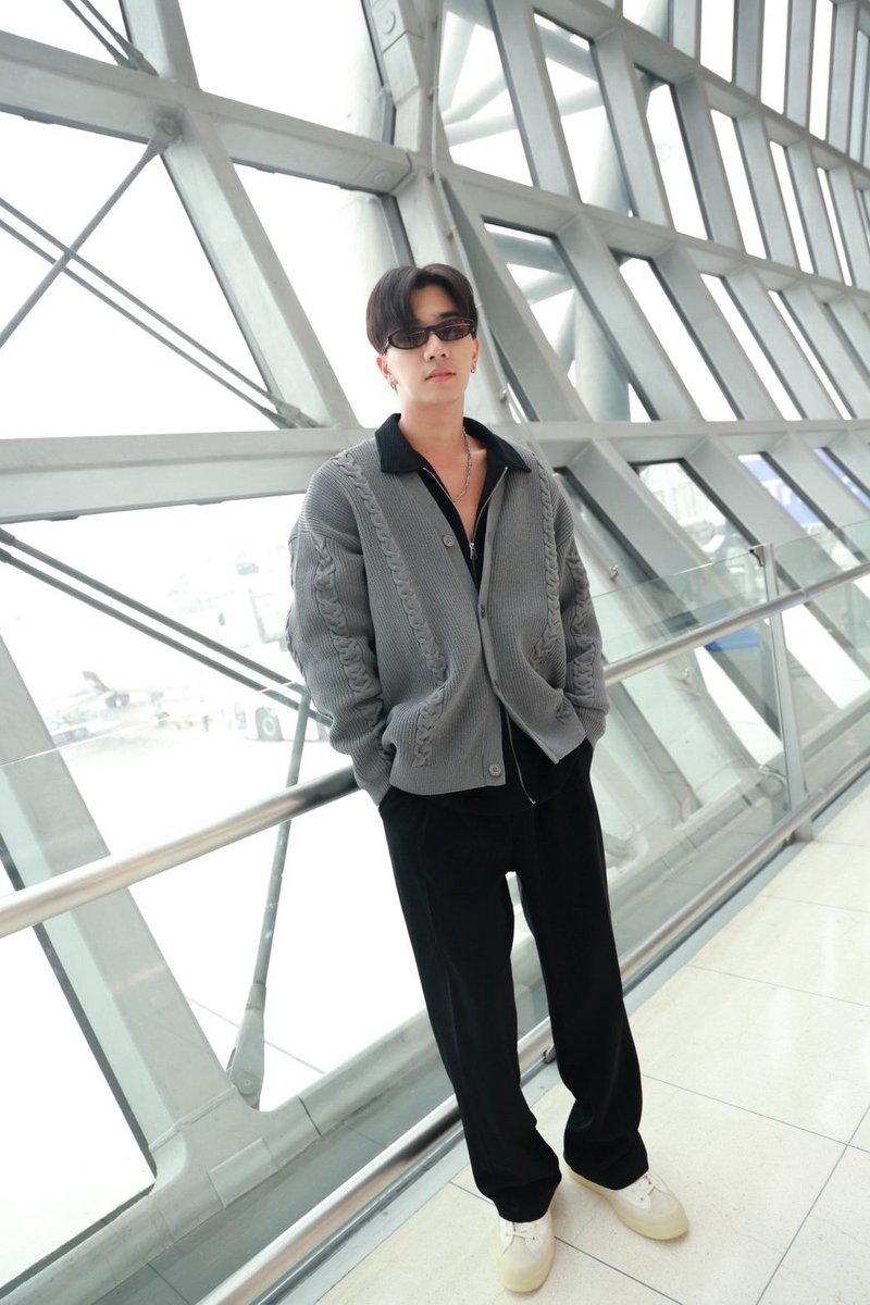 GMMTV's tweet photo. Perth 已经做好准备要出发去跟大家见面啦~ 非常想念大家喔 !!🥰

เพิร์ธพร้อมออกเดินทางไปเจอกับแฟนๆ ทุกคนเเล้วครับ 
คิดถึงทุกคนมากๆ เลย !!🥰

#王俊勇perth
#PerthNaningFanmeeting
#贝加鱼乐BellgaENT
#GMMTV https://t.co/aM8HIE83Wv