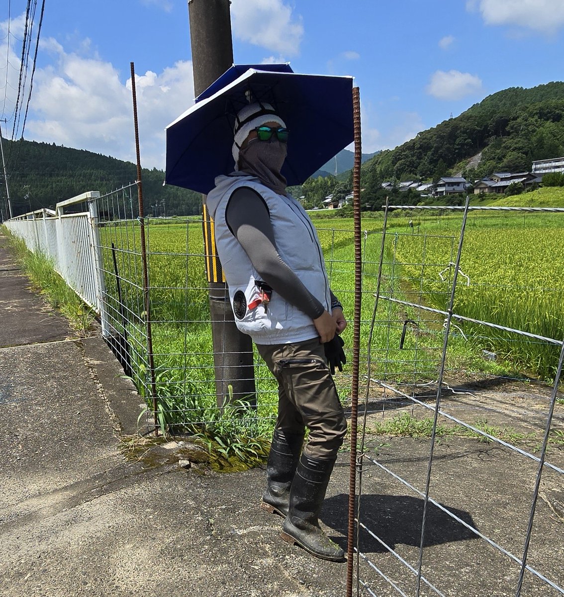 今日は重装備で草刈り。
水冷ベスト＋ファンベスト＋傘
この傘なかなかいいですよ！
見た目はちょっとあれやけどw
ただ、強風やと頭もげそうになる🤣
  #草刈り #炎天下  #日除け #被る傘  #強風注意