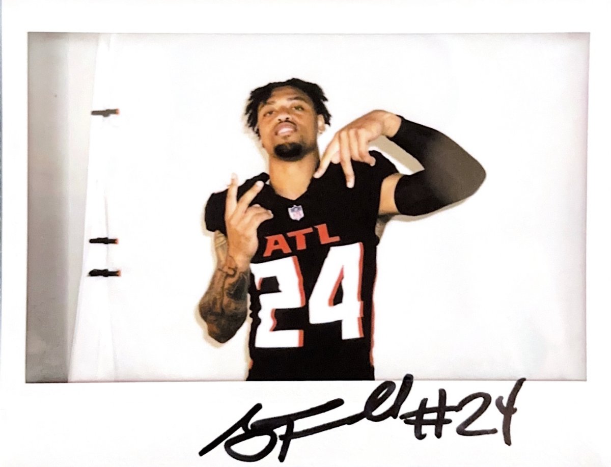 AtlantaFalcons's tweet photo. Let's start the weekend off right

RT for a chance to win this signed @ajterrell_8 polaroid! https://t.co/bwTFyjnbgJ