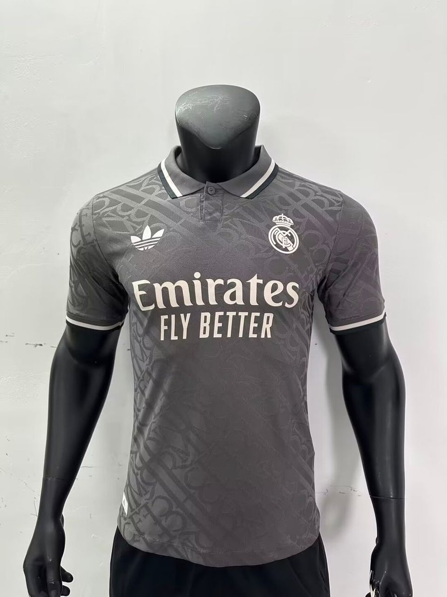 VidaBuscavidas's tweet photo. Tema camisetas/equipaciones:

Precio base:
Fan version: 19€
Player version: 24€

Envíos internacionales

- Hay de todos los equipos de 1a tanto fan como player version, para otras divisiones podéis preguntar. Lo mismo para ediciones retro, suelen estar las míticas de cada equipo

- Añadir nombre y dorsal +3,50€. Añadir parche (Champions/Liga...) +2€. Si añadís las dos cosas, +5€ en total

- De los equipos "grandes" suelen haber ediciones especiales y tallas para mujeres e infantiles

- Si queréis la equipación completa, se puede añadir el pantalón por +4€

- Los pedidos llegan en 8-15 días (estoy intentando poder meter envío urgente en 2-3 días para las camisetas más pedidas)

- El envío de una camiseta vale 3€ (a Europa, para fuera podéis preguntar), pero es gratis si pedís 2 o más. Si queréis más cantidad, suele haber descuento o regalos tipo pantalón gratis, nombre y dorsal gratis, etc. Dime por MD lo que quieres y te confirmo a cuánto sale 😁

- A día de hoy se puede pagar por PayPal, Bizum o transferencia y se pide por privado. Si va habiendo interés en pedir, meteré algún catálogo o algo para que podáis ver todo lo que hay e incluso hacer el pedido desde alguna pasarela de pagos directamente para que sea mas fácil.

- Yo no vendo nada por mi parte, llevo años comprando réplicas y he hablado con decenas de proveedores, tanto online como en viajes, y sé que tengo uno muy bueno, con el que miré como optimizar costes de envío y demás para que la calidad de la réplica sea perfecta y poder mantener un buen precio. Yo le consigo clientes y hablo con vosotros para que podáis pedir en español de forma clara y fiable.

- Hay mucha gente con equipaciones viejas de sus clubes, sin poder llevar los nombres de sus nuevos ídolos porque valen +150€. Se ha doblado el precio de las oficiales en 10 años. Las réplicas, para mucha gente (yo incluido), son la única forma de llevar los colores de su equipo o equipaciones que les gustan sin que sea una locura económicamente para ellos.