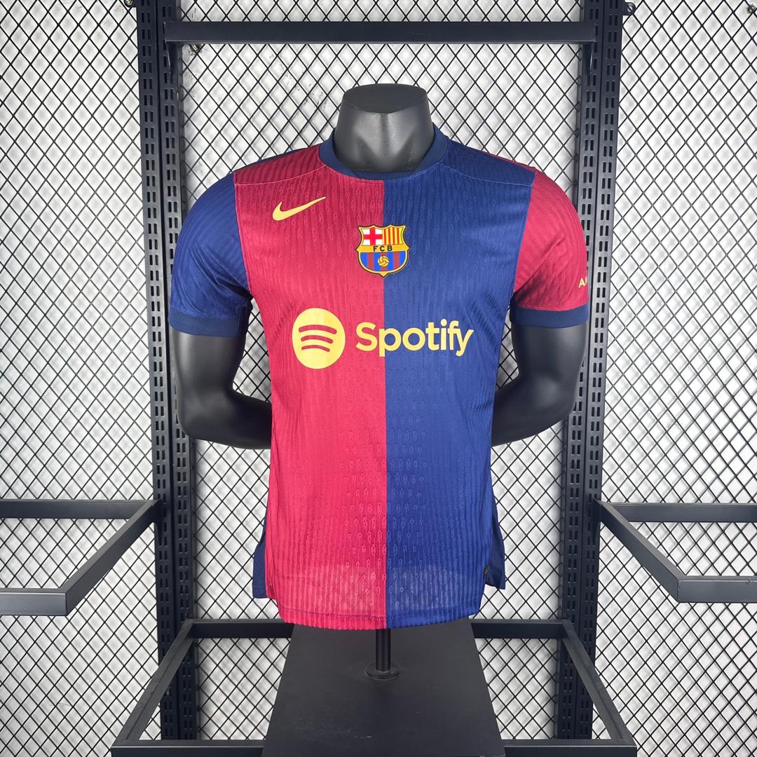 VidaBuscavidas's tweet photo. Tema camisetas/equipaciones:

Precio base:
Fan version: 19€
Player version: 24€

Envíos internacionales

- Hay de todos los equipos de 1a tanto fan como player version, para otras divisiones podéis preguntar. Lo mismo para ediciones retro, suelen estar las míticas de cada equipo

- Añadir nombre y dorsal +3,50€. Añadir parche (Champions/Liga...) +2€. Si añadís las dos cosas, +5€ en total

- De los equipos "grandes" suelen haber ediciones especiales y tallas para mujeres e infantiles

- Si queréis la equipación completa, se puede añadir el pantalón por +4€

- Los pedidos llegan en 8-15 días (estoy intentando poder meter envío urgente en 2-3 días para las camisetas más pedidas)

- El envío de una camiseta vale 3€ (a Europa, para fuera podéis preguntar), pero es gratis si pedís 2 o más. Si queréis más cantidad, suele haber descuento o regalos tipo pantalón gratis, nombre y dorsal gratis, etc. Dime por MD lo que quieres y te confirmo a cuánto sale 😁

- A día de hoy se puede pagar por PayPal, Bizum o transferencia y se pide por privado. Si va habiendo interés en pedir, meteré algún catálogo o algo para que podáis ver todo lo que hay e incluso hacer el pedido desde alguna pasarela de pagos directamente para que sea mas fácil.

- Yo no vendo nada por mi parte, llevo años comprando réplicas y he hablado con decenas de proveedores, tanto online como en viajes, y sé que tengo uno muy bueno, con el que miré como optimizar costes de envío y demás para que la calidad de la réplica sea perfecta y poder mantener un buen precio. Yo le consigo clientes y hablo con vosotros para que podáis pedir en español de forma clara y fiable.

- Hay mucha gente con equipaciones viejas de sus clubes, sin poder llevar los nombres de sus nuevos ídolos porque valen +150€. Se ha doblado el precio de las oficiales en 10 años. Las réplicas, para mucha gente (yo incluido), son la única forma de llevar los colores de su equipo o equipaciones que les gustan sin que sea una locura económicamente para ellos.