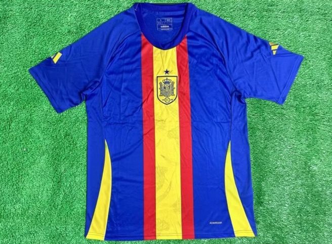 VidaBuscavidas's tweet photo. Tema camisetas/equipaciones:

Precio base:
Fan version: 19€
Player version: 24€

Envíos internacionales

- Hay de todos los equipos de 1a tanto fan como player version, para otras divisiones podéis preguntar. Lo mismo para ediciones retro, suelen estar las míticas de cada equipo

- Añadir nombre y dorsal +3,50€. Añadir parche (Champions/Liga...) +2€. Si añadís las dos cosas, +5€ en total

- De los equipos "grandes" suelen haber ediciones especiales y tallas para mujeres e infantiles

- Si queréis la equipación completa, se puede añadir el pantalón por +4€

- Los pedidos llegan en 8-15 días (estoy intentando poder meter envío urgente en 2-3 días para las camisetas más pedidas)

- El envío de una camiseta vale 3€ (a Europa, para fuera podéis preguntar), pero es gratis si pedís 2 o más. Si queréis más cantidad, suele haber descuento o regalos tipo pantalón gratis, nombre y dorsal gratis, etc. Dime por MD lo que quieres y te confirmo a cuánto sale 😁

- A día de hoy se puede pagar por PayPal, Bizum o transferencia y se pide por privado. Si va habiendo interés en pedir, meteré algún catálogo o algo para que podáis ver todo lo que hay e incluso hacer el pedido desde alguna pasarela de pagos directamente para que sea mas fácil.

- Yo no vendo nada por mi parte, llevo años comprando réplicas y he hablado con decenas de proveedores, tanto online como en viajes, y sé que tengo uno muy bueno, con el que miré como optimizar costes de envío y demás para que la calidad de la réplica sea perfecta y poder mantener un buen precio. Yo le consigo clientes y hablo con vosotros para que podáis pedir en español de forma clara y fiable.

- Hay mucha gente con equipaciones viejas de sus clubes, sin poder llevar los nombres de sus nuevos ídolos porque valen +150€. Se ha doblado el precio de las oficiales en 10 años. Las réplicas, para mucha gente (yo incluido), son la única forma de llevar los colores de su equipo o equipaciones que les gustan sin que sea una locura económicamente para ellos.