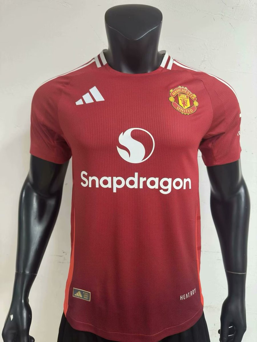 VidaBuscavidas's tweet photo. Tema camisetas/equipaciones:

Precio base:
Fan version: 19€
Player version: 24€

Envíos internacionales

- Hay de todos los equipos de 1a tanto fan como player version, para otras divisiones podéis preguntar. Lo mismo para ediciones retro, suelen estar las míticas de cada equipo

- Añadir nombre y dorsal +3,50€. Añadir parche (Champions/Liga...) +2€. Si añadís las dos cosas, +5€ en total

- De los equipos "grandes" suelen haber ediciones especiales y tallas para mujeres e infantiles

- Si queréis la equipación completa, se puede añadir el pantalón por +4€

- Los pedidos llegan en 8-15 días (estoy intentando poder meter envío urgente en 2-3 días para las camisetas más pedidas)

- El envío de una camiseta vale 3€ (a Europa, para fuera podéis preguntar), pero es gratis si pedís 2 o más. Si queréis más cantidad, suele haber descuento o regalos tipo pantalón gratis, nombre y dorsal gratis, etc. Dime por MD lo que quieres y te confirmo a cuánto sale 😁

- A día de hoy se puede pagar por PayPal, Bizum o transferencia y se pide por privado. Si va habiendo interés en pedir, meteré algún catálogo o algo para que podáis ver todo lo que hay e incluso hacer el pedido desde alguna pasarela de pagos directamente para que sea mas fácil.

- Yo no vendo nada por mi parte, llevo años comprando réplicas y he hablado con decenas de proveedores, tanto online como en viajes, y sé que tengo uno muy bueno, con el que miré como optimizar costes de envío y demás para que la calidad de la réplica sea perfecta y poder mantener un buen precio. Yo le consigo clientes y hablo con vosotros para que podáis pedir en español de forma clara y fiable.

- Hay mucha gente con equipaciones viejas de sus clubes, sin poder llevar los nombres de sus nuevos ídolos porque valen +150€. Se ha doblado el precio de las oficiales en 10 años. Las réplicas, para mucha gente (yo incluido), son la única forma de llevar los colores de su equipo o equipaciones que les gustan sin que sea una locura económicamente para ellos.
