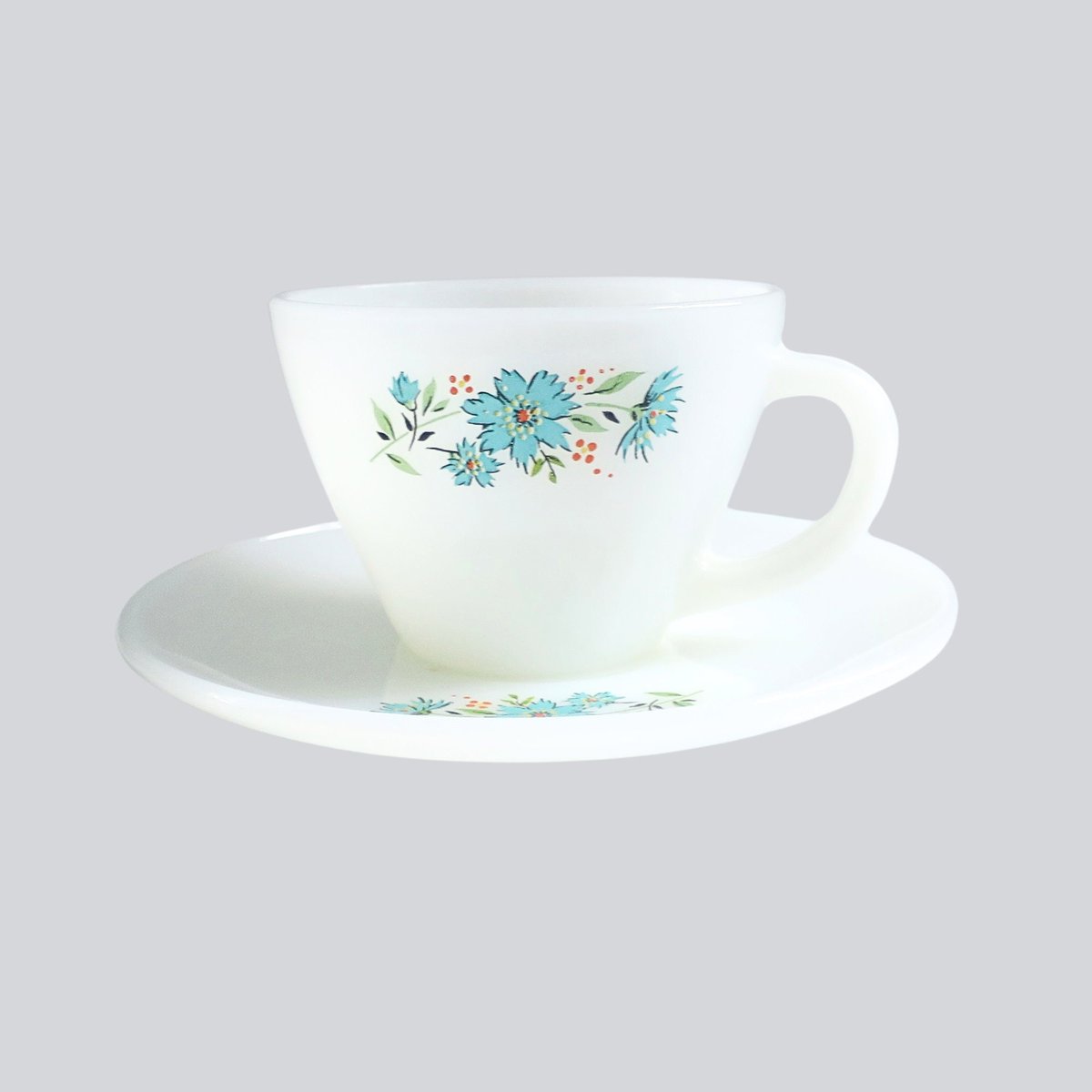 SwirlingOrange1's tweet image. Fire King / Anchor Hocking Blue Cornflower Milk Glass Cup and Saucer tuppu.net/10d1f619 #SMILEtt23 #SwirlingOrange11 #HappyBDayUSA #Etsyteamunity