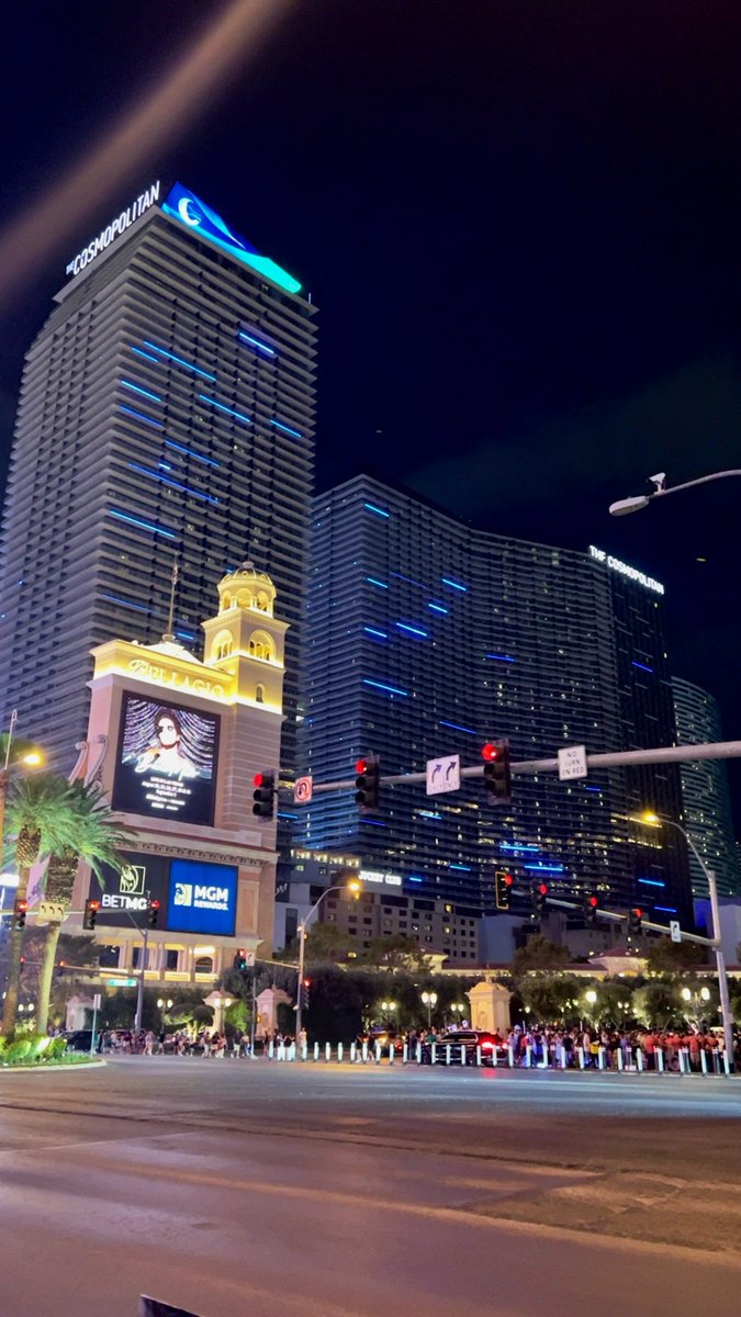 parisrcha's tweet image. las vegas nuit