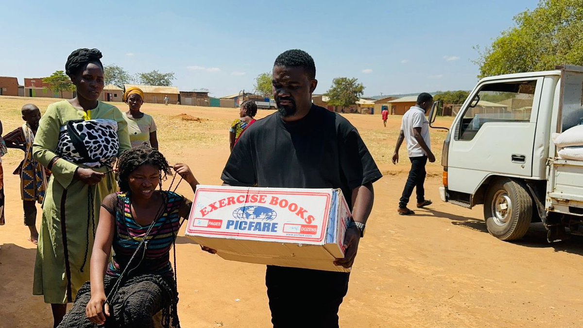 MiraclelBahati's tweet photo. @Serving the community is my hobby 
Service above self 🙏thanks Simon and the team for always joining us to serve NAKIVALE Refugee settlement https://t.co/uvnyBTXRZk