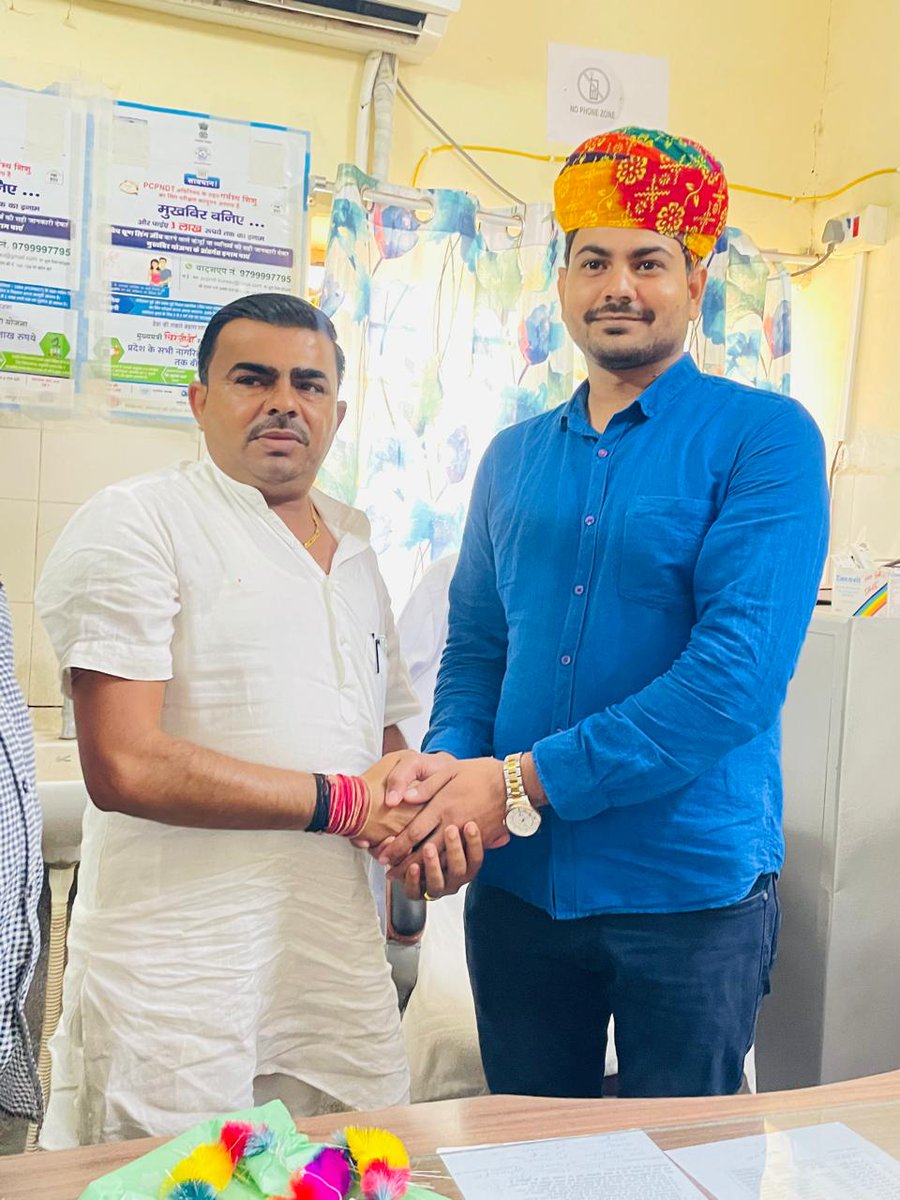 MadanSinghINC's tweet photo. राजकीय सामुदायिक स्वास्थ्य केंद्र बागोड़ा(सांचोर) के चिकित्सा अधिकारी प्रभारी डॉ. विकास जांगिड़ को ब्लॉक मुख्य चिकित्सा अधिकारी के पद पर कार्यभार ग्रहण करने पर हार्दिक बधाई एवं ढेर सारी शुभकामनाएं...💐💐
@vikash6732 @IecJalore #Bagoda #BCMO #Sanchor https://t.co/wW24d2Lfrw