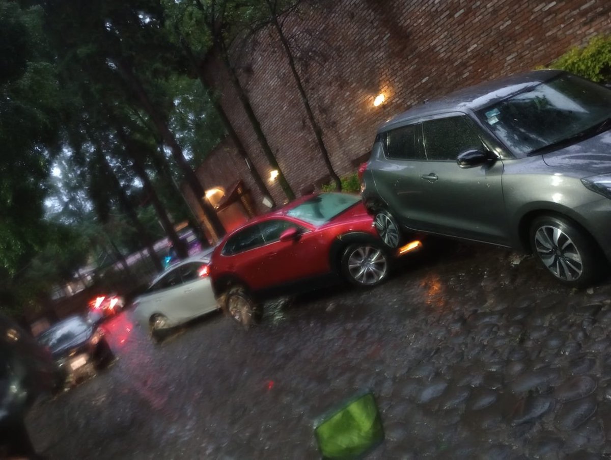 SkyAlertStorm's tweet photo. ❔🚗🌧️Respondiendo la pregunta: Las corrientes, generadas por las #lluvias durante esta tarde en #CDMX, tuvieron la suficiente fuerza e intensidad para sumergir y mover automóviles en #SanÁngel y #Mixcoac.

📽️: @JosefinaMacG https://t.co/RKjZy8NHbk