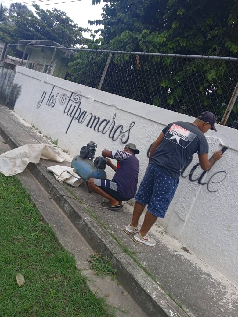 RobinsonGuzmann's tweet photo. Militancia del Mnpio San Rafael de Onoto, realiza pinta de murales en el marco de esta campaña electoral. #PintandoVictoria rumbo al 28 de Julio en respaldo al único candidato @NicolasMaduro.

#VotaTupamaro
#VenezuelaSegura https://t.co/fVwg8fgYgv