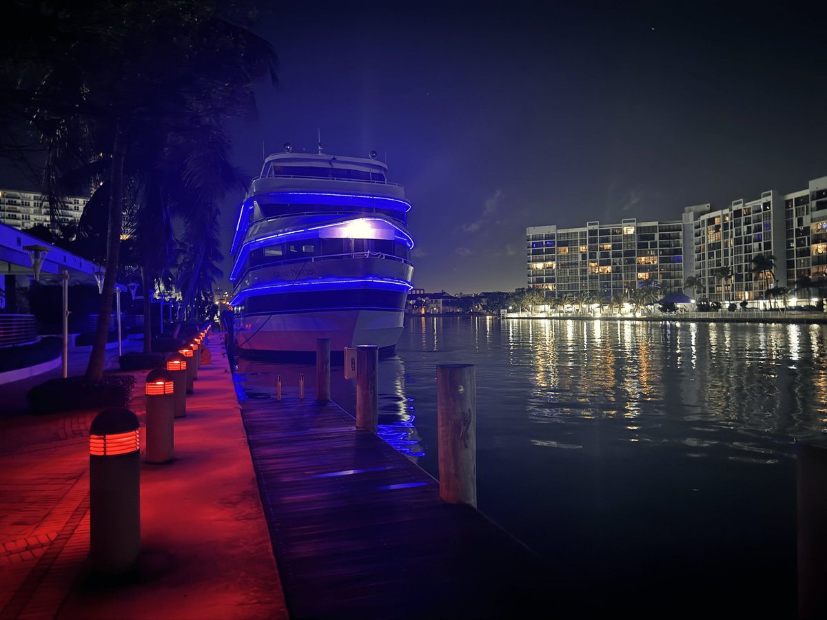 EdwardUnger's tweet image. 🌊 Cruising through Miami's Bay Area vibes 🎶🚢 Let the beats carry you away with stunning views and endless energy. 🌴✨ #EDMlife #MiamiPartyBoat #BayAreaVibes #DJLife #MiamiNightlife