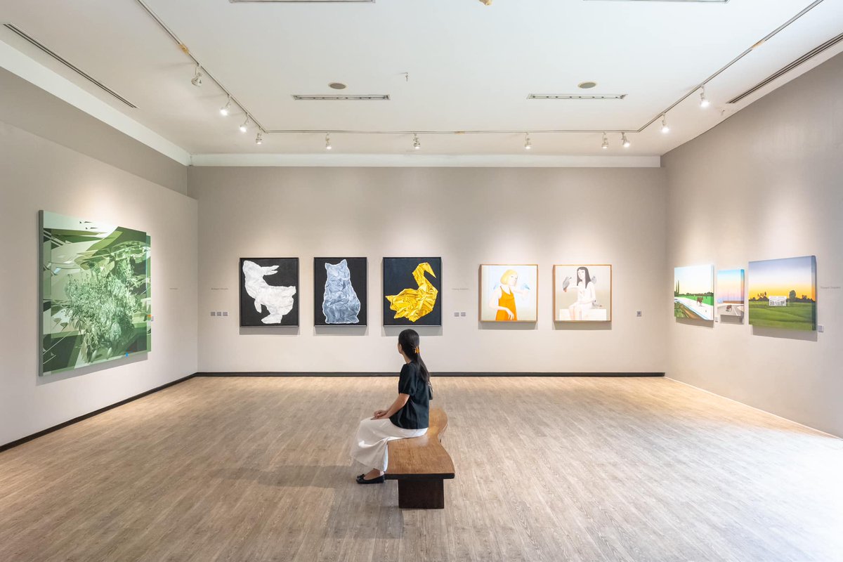flyingwhalemag's tweet photo. Storytelling คือ นิทรรศการกลุ่มของ 8 ศิลปิน จัดแสดงผลงานศิลปะหลากหลายเทคนิค ที่นำเสนอฉากสุดพิเศษอันเป็นส่วนผสมระหว่างภาพจำในอดีตกับภาพความคิดในปัจจุบันของศิลปินแต่ละคน ตัวงานจึงเป็นดั่งการสะท้อนถึงผลลัพธ์ของการย้อนกลับไปพิจารณา และทำความเข้าใจตนเองในมิติต่าง ๆ โดยเฉพาะเมื่อพวกเขาต้องเผชิญกับการเ��ลี่ยนแปลง ไม่ว่าจะเป็นในด้านความรู้สึก มุมมอง หรือความสนใจ ทั้งนี้ภายใต้ความแตกต่างของเรื่องราวจากประสบการณ์ส่วนตัวเหล่านั้น นิทรรศการน่าจะพยายามบอกแก่ผู้ชมว่า ยังมีองค์ประกอบบางอย่างที่เหมือนกัน (หรือเชื่อมโยงกัน) อยู่ด้วย นั่นก็คือ อุปสรรค และความไม่สมบูรณ์แบบที่ดำเนินคู่ไปในการเดินทางของทุก ๆ ชีวิต
