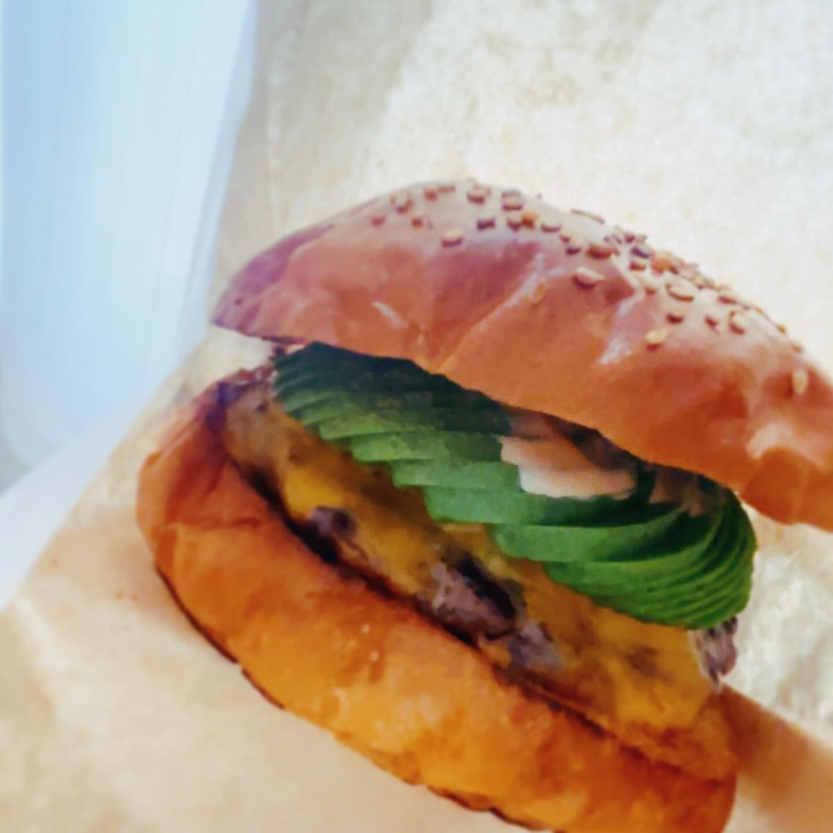 Kajuhiroba's tweet photo. やっとハンバーガー食べれた!
#meetmagic 🍔
#妖精の家 ☕️ https://t.co/XYdTLbre8J
