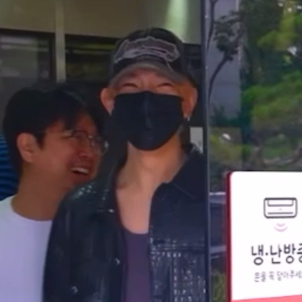 tiniehee's tweet photo. heeseung’s eye smile peeking through 🥹 https://t.co/Mi2ZWT4F8v
