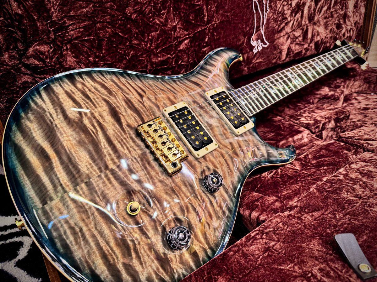 ishibashichamz's tweet photo. 【#PRSフロア】
New Arrival...!!
Private Stock Brazilian #5766 Custom 24 Turquoise Smoked Burst
とても素晴らしい個体が中古で入荷しました。商品ページは近日公開予定です。お問い合わせは御茶ノ水本店 PRSフロアまでどうぞ。
#GETITPRS #PRS #PrivateStock #Custom24 #BrazilianRosewood https://t.co/4PmUHcSIXA