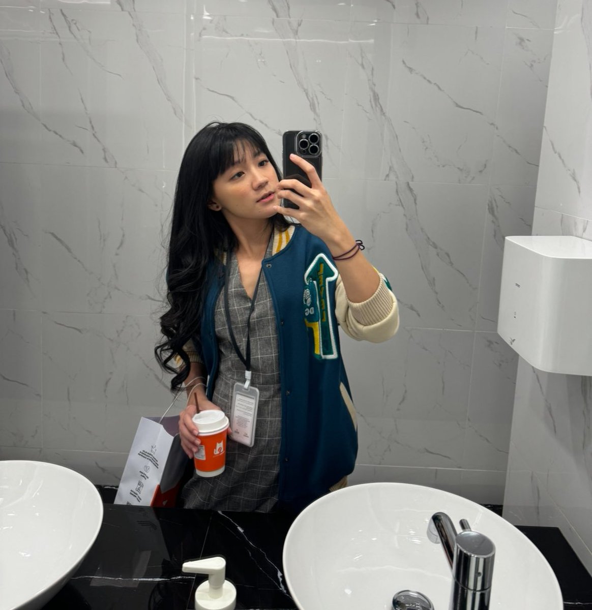 Cindygulla0's tweet photo. Udah kaya anak kantoran belum??? https://t.co/HaWh7CG7NM