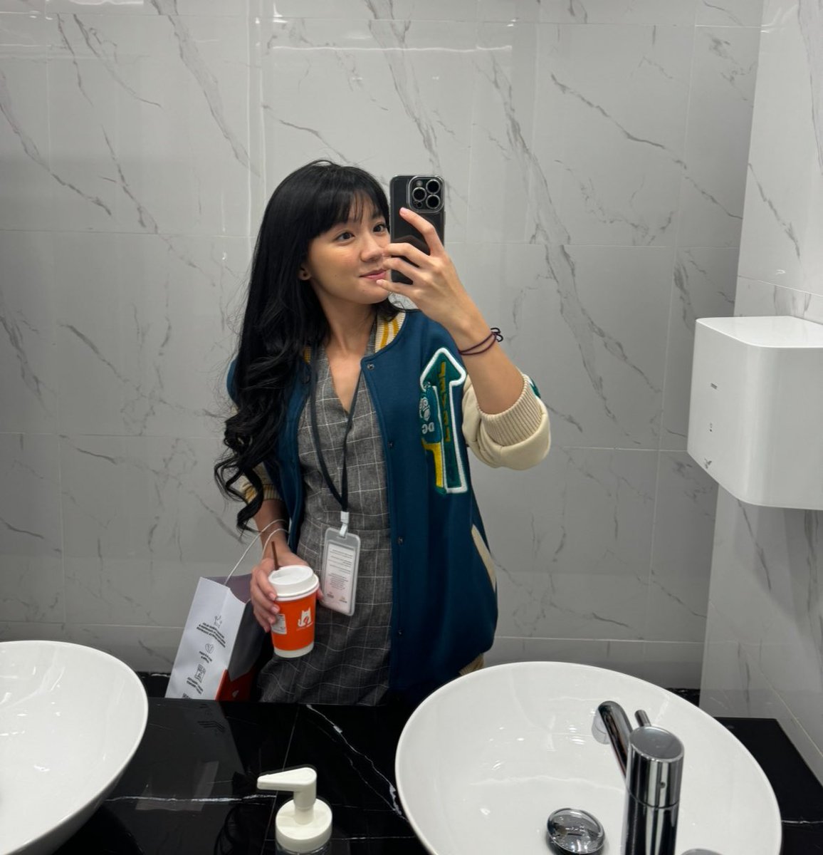 Cindygulla0's tweet photo. Udah kaya anak kantoran belum??? https://t.co/HaWh7CG7NM
