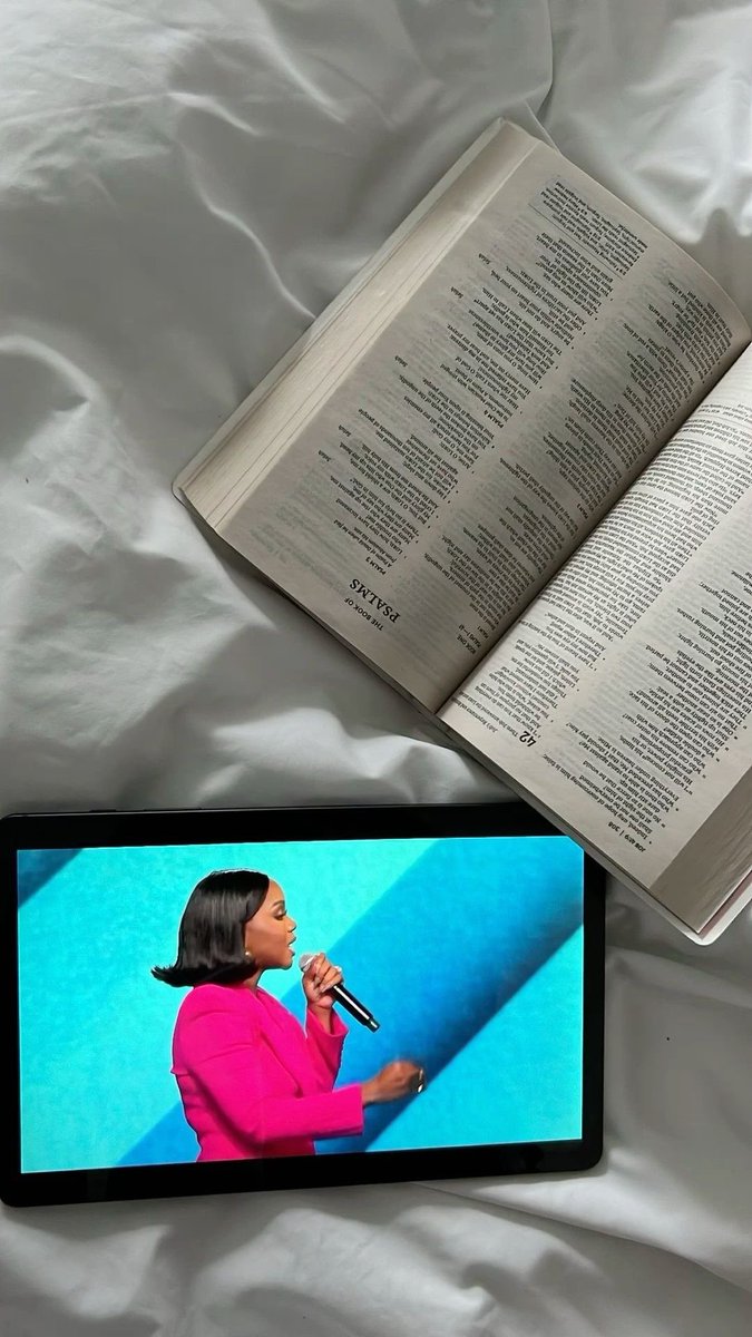 Cheni_rosie's tweet image. Girl tips to stepping into your grown and feminine era 🎀🤍

. Grow a healthy relationship with God if you haven’t already 

. Keep your nails short and pretty always 

. Invest in good perfumes and body mist

. Take your skincare more seriously 

. Exercise and eat fruits 🍎